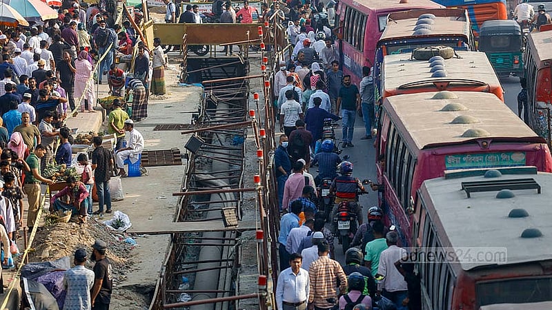 উত্তরার খিলক্ষেত এলাকায় সড়কের এক পাশে মেট্রোরেলের কাজের জন্য খুঁড়ে রাখা হয়েছে সড়ক। ফলে প্রতিদিন ওই এলাকায় যানবাহনের জটলা বেঁধে থাকে