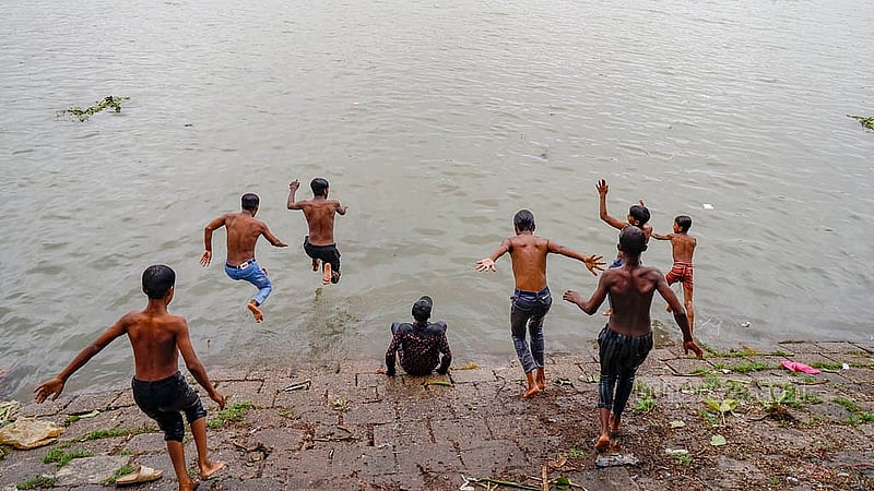 ঢাকার কামরাঙ্গীরচর অংশে বুড়িগঙ্গার পানিতে ঝাঁপ দিচ্ছে শিশুরা