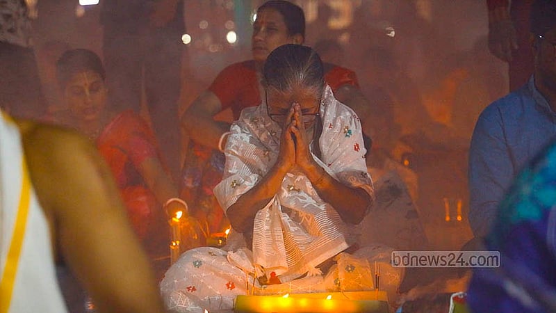 নারায়ণগঞ্জের বারদী লোকনাথ আশ্রমে মঙ্গলবার ‘রাখের উপবাস’ বা ‘কার্তিক ব্রত’ অনুষ্ঠানে প্রার্থনারত এক নারী ভক্ত