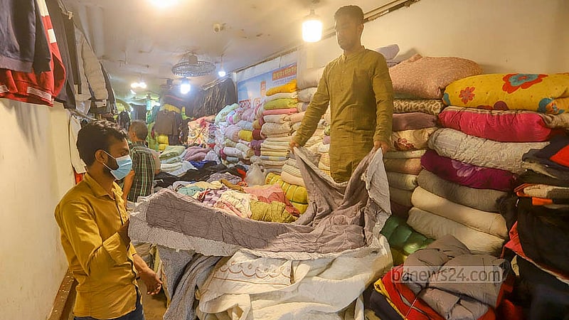 পুরান ঢাকার সদরঘাট এলাকায় পাইকারি এই মার্কেটে বিদেশি ব্যবহৃত কম্বল দেখছেন একজন। মান ও আকার অনুযায় এসব কম্বল বিক্রি হয় ৩০০ থেকে ৪ হাজার টাকায়