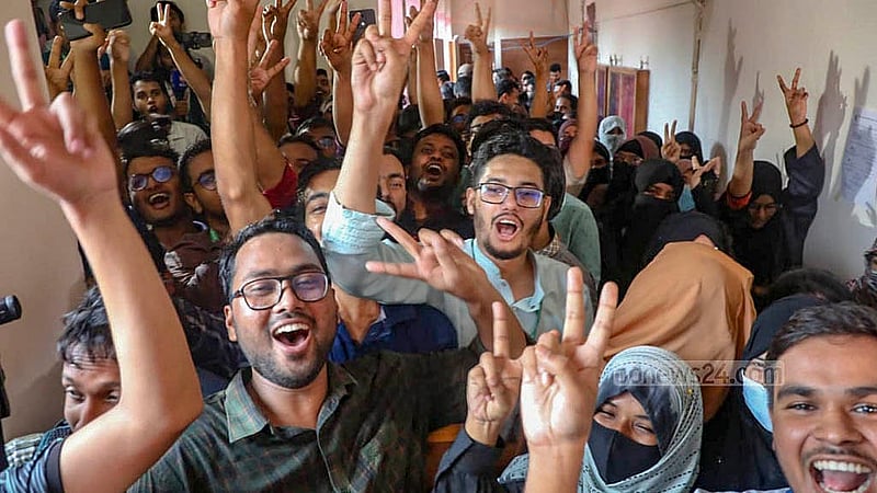 জাহাঙ্গীরনগর বিশ্ববিদ্যালয় কেন্দ্রীয় শিক্ষার্থী সংসদ (জাকসু) নির্বাচনের ফলাফল ঘোষণার সময় জয়ী প্যানেলের নেতা, কর্মী ও সমর্থকদের উল্লাস।