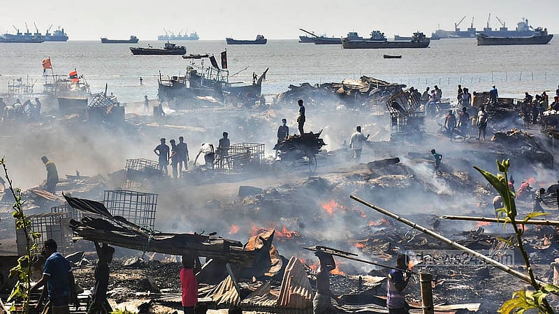 চট্টগ্রামের পতেঙ্গা বেড়িবাঁধ এলাকার আকমল আলী ঘাটে জেলেদের জাল রাখার ঘরসহ দোকানপাটে শনিবার রাতে লাগা আগুন রোববার দুপুরেও জ্বলতে দেখা যায়