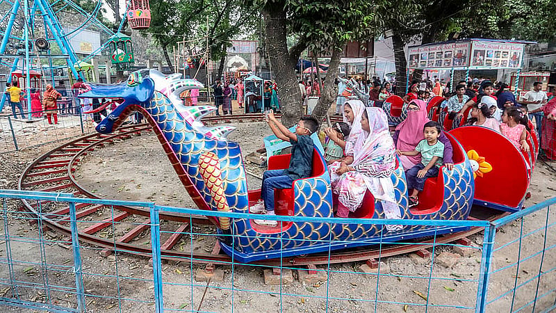 শাহবাগে শিশু পার্কের সামনে অস্থায়ী বিনোদন কেন্দ্রে শুক্রবার সব বয়সী মানুষের ভিড় দেখা যায়