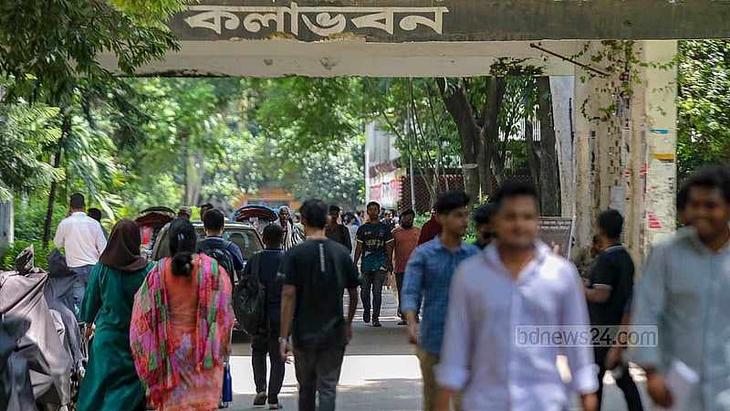 ঢাকা বিশ্ববিদ্যালয় দীর্ঘ সাড়ে তিন মাস বন্ধ থাকার পর রোববার খুললে কলা ভবনের সামনে দলবেঁধে শিক্ষার্থীরা কেউ যাচ্ছেন ক্লাসে কেউ, আবার অনেকেই ক্লাস শেষে ফিরছেন