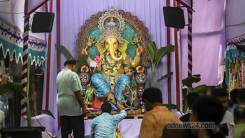 পুরান ঢাকার শাঁখারিবাজারের সড়কে মণ্ডপ সাজিয়ে চলছে গণেশ পূজা
