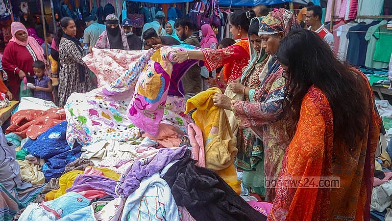 মতিঝিল আইডিয়াল স্কুল অ্যান্ড কলেজের সামনে হলিডে মার্কেটে নারী ক্রেতাই বেশি
