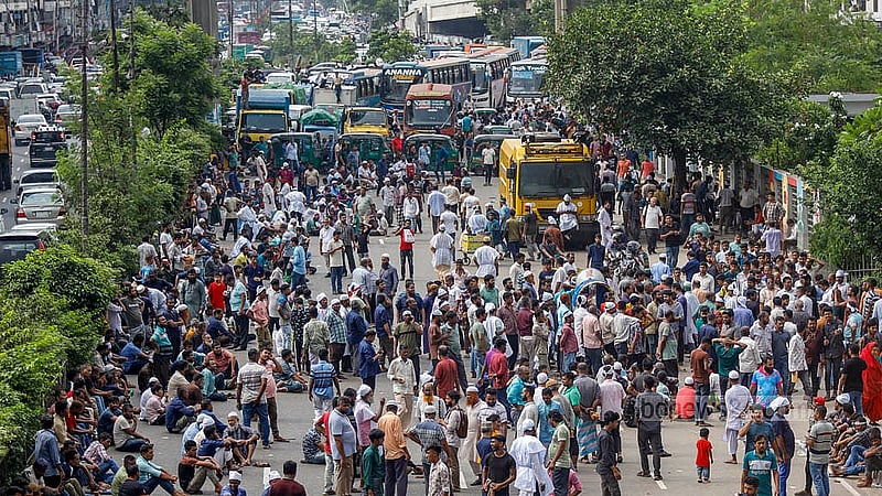 ঢাকা মহানগরীতে চলাচলের অনুমতি চেয়ে রোববার বনানীতে বিআরটিএ কার্যালয়ের সামনে সড়ক অবরোধ করে বিক্ষোভে করেন সিএনজিচালিত অটোরিকশার একদল চালক