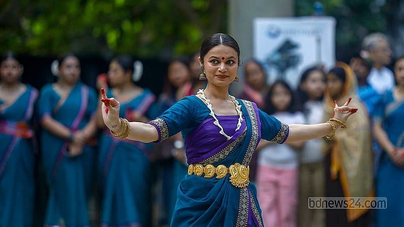 ফ্লো ফেস্টের দ্বিতীয় দিন বিকালে গুলশানে বিচারপতি সাহাবুদ্দিন আহমদ পার্কে শাস্ত্রীয় নৃত্য উপভোগ করেন দর্শনার্থীরা