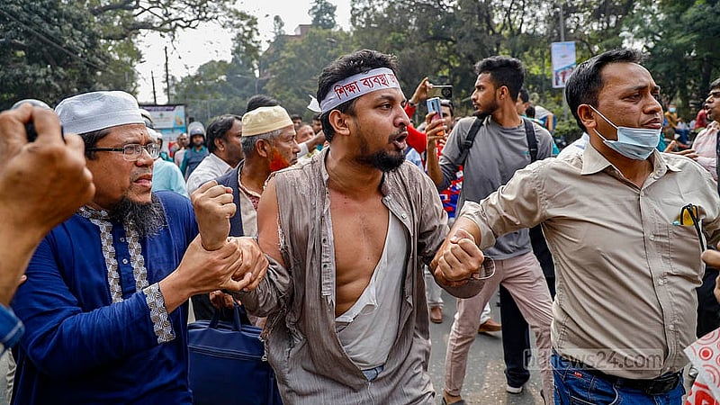 এমপিওভুক্ত শিক্ষকরা মঙ্গলবার সচিবালয় অভিমুখে যাত্রা করে শিক্ষা ভবনের পুলিশের বাধার মুখে পড়েন। সেখানে পুলিশের সাথে বাকবিতণ্ডায় জড়ানো একজনকে পুলিশ ধরে নিলেও কিছুক্ষণ পর ছেড়ে দেয়