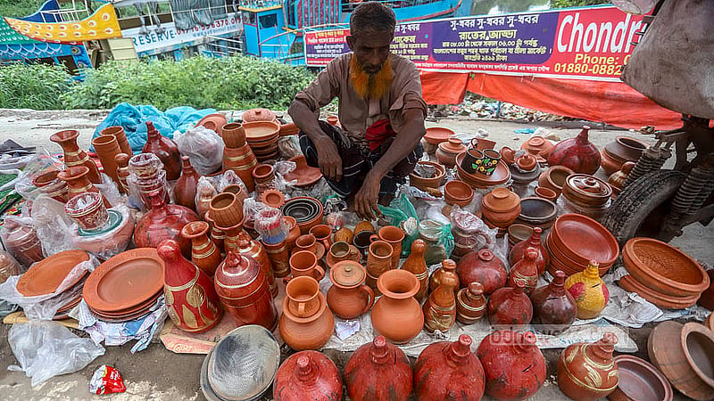 রাজধানীর রামপুরা-বনশ্রী খালের পাশে মেরাদিয়া সাপ্তাহিক এই হাটে মেলে গৃহস্থালির বিভিন্ন জিনিসপত্র