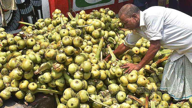 চট্টগ্রাম নগরীর বিআরটিসি এলাকায় তালশাঁস বেচছেন এক ব্যবসায়ী