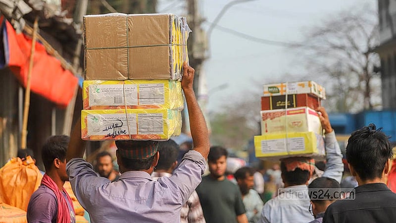 পুরান ঢাকার বাদামতলি ঘাটে খেজুর নিয়ে শ্রমিকদের ব্যস্ততা