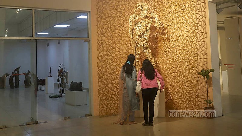 জাতীয় চিত্রশালা মিলনায়তনে ভাস্কর্য প্রদর্শনী ঘুরে দেখছেন দর্শনার্থীরা। প্রদর্শনী চলবে ২০ জানুয়ারী পর্যন্ত