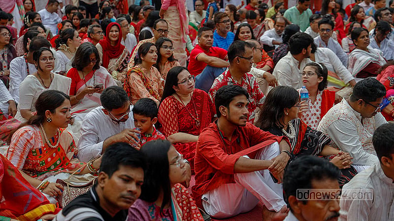 বাংলা নববর্ষের সকালে সোমবার রমনা বটমূলে ছায়ানটের অনুষ্ঠানে সবাই আসেন বৈশাখী সাজে