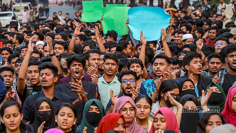 জগন্নাথ বিশ্ববিদ্যালয়ের দ্বিতীয় ক্যাম্পাসের নির্মাণকাজ সেনাবাহিনীকে হস্তান্তরসহ তিন দাবিতে অনশনে বসা শিক্ষার্থীরা ‘কমপ্লিট শাটডাউন’ কর্মসূচির পর সোমবার বিকালে সচিবালয় অভিমুখে পদযাত্রা করেন।