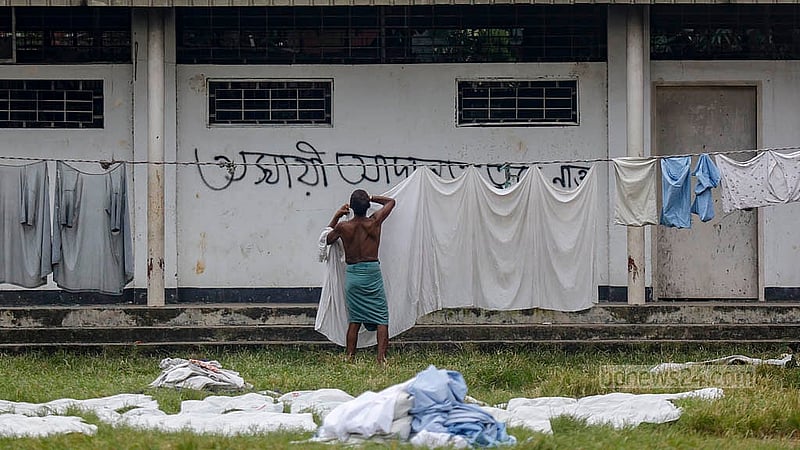পুরান ঢাকার বকশীবাজারে আলিয়া মাদ্রাসার মাঠে স্থাপিত অস্থায়ী আদালতের কক্ষগুলো গত জানুয়ারি বন্ধ রয়েছে। আদালতের সামনের ফাঁকা মাঠে এখন শুকানো হচ্ছে ডেকোরেশন প্রতিষ্ঠানের ধোয়া কাপড়