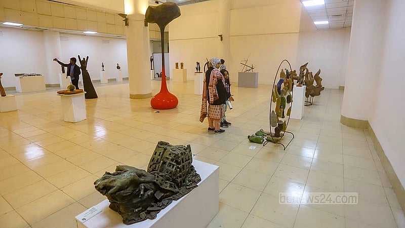 জাতীয় চিত্রশালা মিলনায়তনে ভাস্কর্য প্রদর্শনী ঘুরে দেখছেন দর্শনার্থীরা। প্রদর্শনী চলবে ২০ জানুয়ারী পর্যন্ত