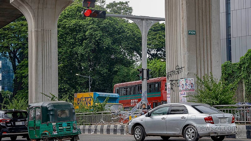 লাল বাতি জ্বললে থামবে যানবাহন; আর সবুজ বাতিতে চলবে। কিন্তু ঢাকার ইন্টারকন্টিনেন্টালের মোড়ে কোনোটাই মানা হয় না