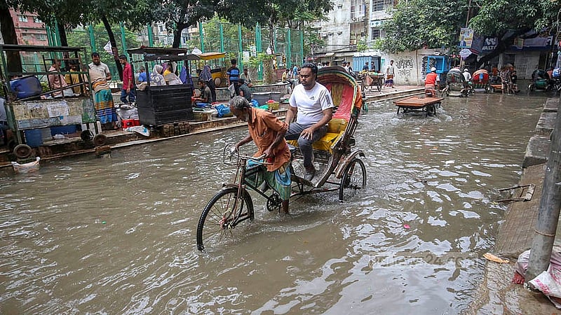 ঢাকায় সোমবার ভোর থেকে টানা বৃষ্টির কারণে ডুবে যায় পুরান ঢাকার আগা সাদেক সড়ক। সেখানে হাঁটু পানি মাড়িয়ে চলতে দেখায় স্থানীয় লোকজন ও পথচারীদের