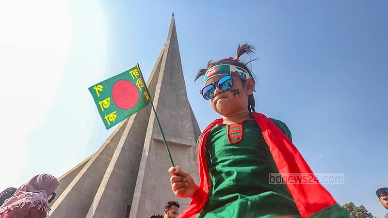 বিজয় দিবসে সোমবার সকালে সাভারের জাতীয় স্মৃতিসৌধে পরিবারের সঙ্গে শ্রদ্ধা জানাতে আসে শিশুরাও
