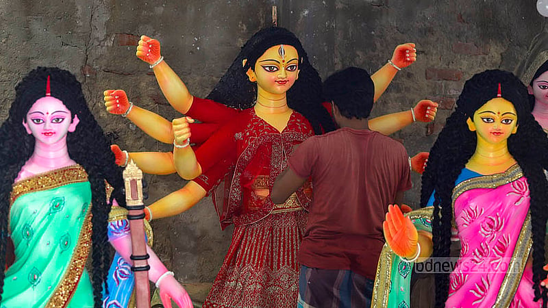 বাংলাবাজার শ্রী শ্রী প্রাণ বল্লভ জিউ মন্দিরে শেষ সময়ে প্রতিমা সাজাতে ব্যাস্ত সময় পার করছেন কারিগররা