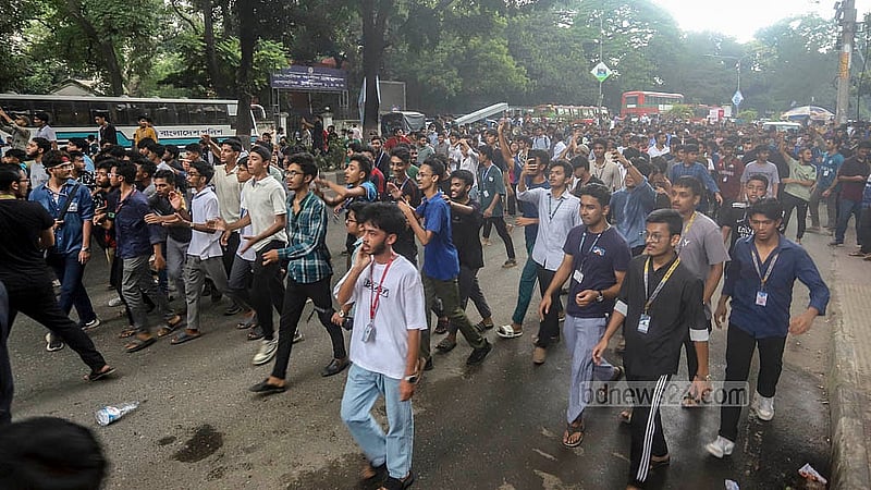 ঢাকায় মাইলস্টোন স্কুল অ্যান্ড কলেজে সোমবার জঙ্গি বিমান বিধ্বস্তে হতাহতের ঘটনার পর রাত ৩টায় এইচএসসি পরীক্ষা স্থগিতের ঘোষণা আসে। গভীর রাতে এমন ঘোষণার প্রতিবাদে মঙ্গলবার সচিবালয়ের দিকে বিক্ষোভ মিছিল নিয়ে যান এইচএসসি পরীক্ষার্থীরা