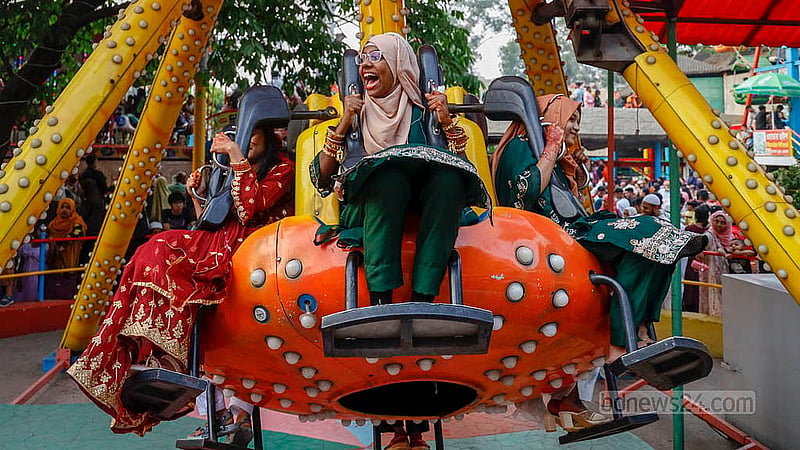 রাজধানীর শ্যামলীতে ওয়ান্ডারল্যান্ড পার্কে মঙ্গলবার ঈদের পরদিন একটি রাইডে উচ্ছ্বসিত শিশুরা