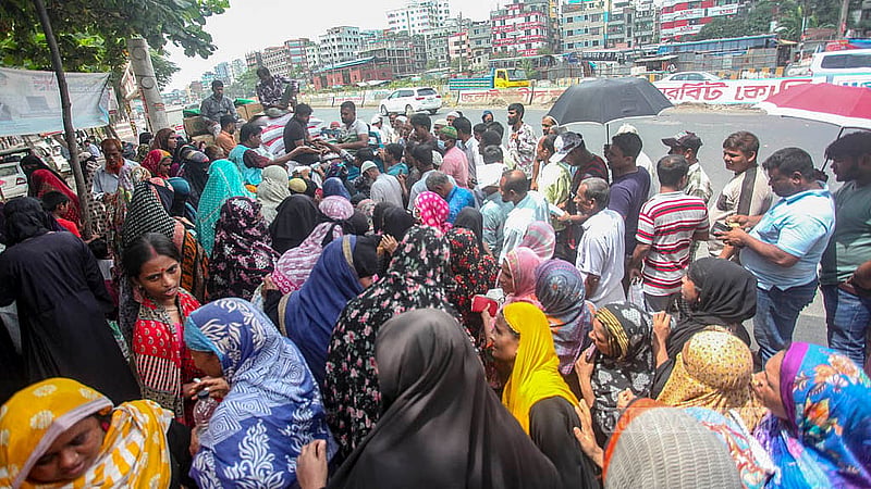 স্বল্প মূল্যে পণ্য কিনতে টিসিবির ট্রাকের পেছনে মানুষের ভিড়। দীর্ঘ সময় অপেক্ষার পরও অনেকে খালি হাতে ফেরেন
