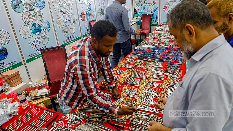 ঢাকায় ইন্টারন্যাশনাল কনভেনশন সিটি বসুন্ধরায় (আইসিসিবি) ‘বাংলা মেড এক্সপোতে’ চিকিৎসা সরঞ্জাম পরখ করে দেখেন দর্শনার্থীরা