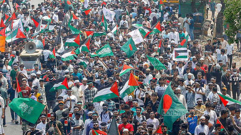 গাজায় নির্বিচারে গণহত্যা চালানোর প্রতিবাদে ঢাকা-চট্টগ্রাম মহাসড়কে বিক্ষোভ মিছিল করেন রাজধানীর বিভিন্ন প্রতিষ্ঠানের শিক্ষার্থীরা