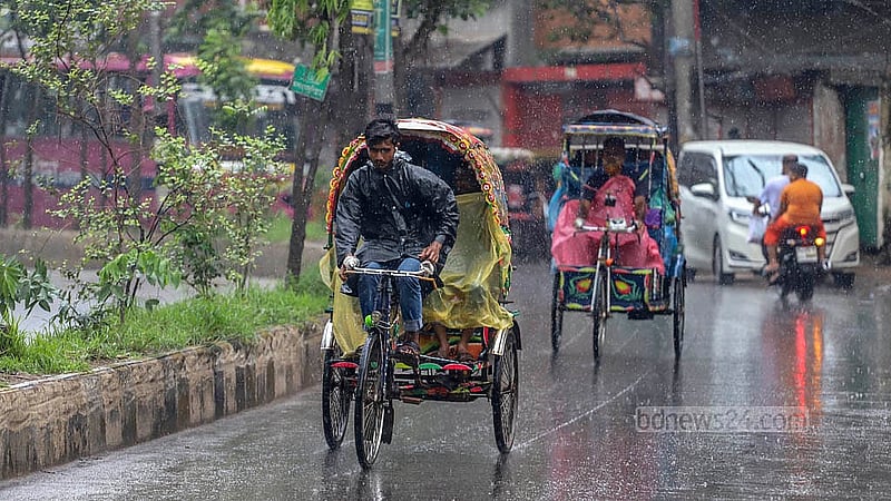 ঢাকায় বৃষ্টির মধ্যে শরীরে পলিথিন জড়িয়ে রিকশা চালান অনেকে। সোমবার মীরহাজিরবাগ এলাকা থেকে তোলা