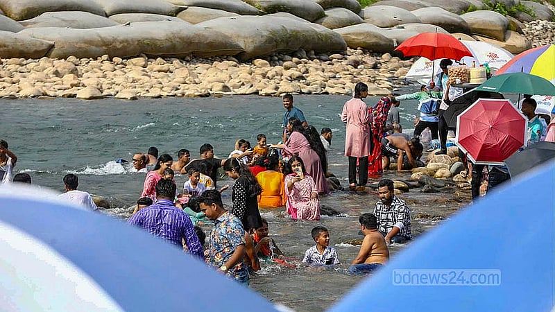 সিলেটের ‘সাদাপাথর’ পর্যটন কেন্দ্র থেকে পাথর লুটপাট করে নেওয়ার পর ব্যাপক সমালোচনা হলে সেসব পাথর উদ্ধার করে প্রতিস্থাপন করেছে জেলা প্রশাসন। এতে পর্যটক আগের চেয়ে কিছুটা বেড়েছে