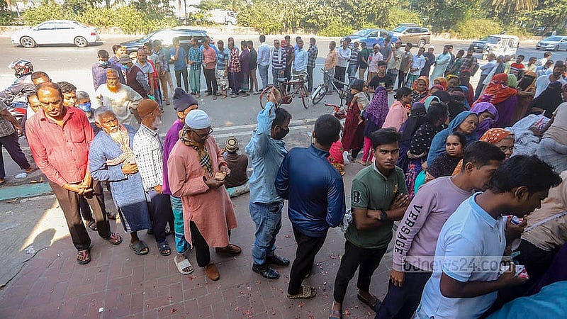 বিএডিএসির বিক্রয় কেন্দ্রের সামনে ন্যায্যমূল্যে আলু, পেঁয়াজ ও ডিম নিতে মানুষের ভিড়