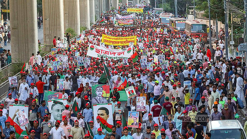 জাতীয় বিপ্লব ও সংহতি দিবস উপলক্ষে শুক্রবার বিএনপির শোভাযাত্রা নয়া পল্টনের কেন্দ্রীয় কার্যলয়ের সামনে থেকে শুরু হয়ে মানিক মিয়া অ্যাভিনিউতে গিয়ে শেষ হয়।
