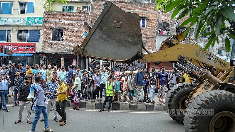 ঢাকার মিরপুর-১১ নম্বরের ভাসানী মোড় এলাকায় সিটি করপোরেশনের অভিযানে সড়কের পাশে থাকা ভাসমান দোকান বুলডোজার দিয়ে গুঁড়িয়ে দেওয়া হয়