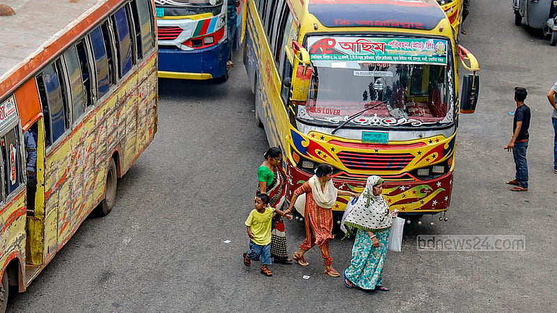 ঢাকার রাস্তায় বাসচালকদের অসুস্থ প্রতিযোগিতায় ভোগান্তিতে পড়তে হয় যাত্রীদেরই। কে কার আগে যাবে, সেই প্রতিযোগিতায় রাস্তার মাঝখানেই নামিয়ে দেওয়া হচ্ছে যাত্রীদেরকে