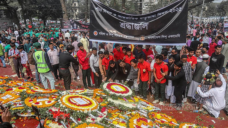 আন্তর্জাতিক মাতৃভাষা দিবসে কেন্দ্রীয় শহীদ মিনারে শ্রদ্ধা নিবেদন করে বিভিন্ন সংগঠন ও প্রতিষ্ঠান