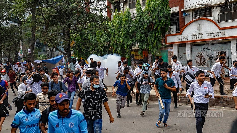 শিক্ষার্থীদের মধ্যে সংঘর্ষের এক পর্যায়ে মঙ্গলবার দুপুরে সিটি কলেজের সামনে গিয়ে ইট পাটকেল ছুড়তে থাকেন ঢাকা কলেজের শিক্ষার্থীরা। এময় সাউন্ড গ্রেনেড নিক্ষেপ করে পুলিশ