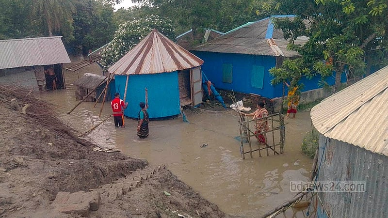 খুলনার দাকোপ উপজেলার তিলডাঙ্গা ইউনিয়নের বটবুনিয়া হরিসভা মন্দির এলাকায় ঢাকি নদীর জোয়ারের তোড়ে বেড়িবাঁধ ভেঙে যাওয়ায় পানিবন্দি হয়ে পড়েছে হাজারো মানুষ।