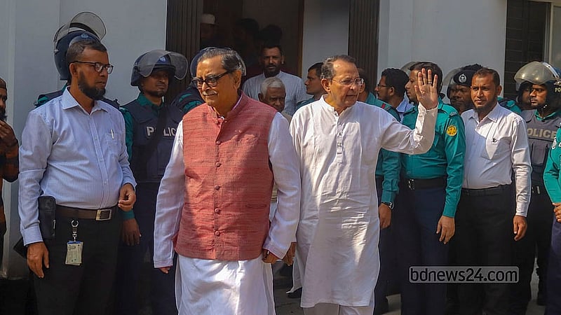 জুলাই-অগাস্টের গণহত্যা মামলার আসামি বাংলাদেশের ওয়ার্কার্স পার্টির সভাপতি রাশেদ খান মেনন ও জাসদ সভাপতি হাসানুল হক ইনুকে  সোমবার আন্তর্জাতিক অপরাধ ট্রাইব্যুনালে হাজির করা হয়