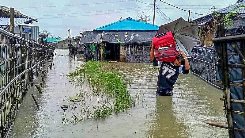 টেকনাফে টানা কয়েক দিনের ভারি বৃষ্টি ও পাহাড়ি ঢলে প্লাবিত নিম্নাঞ্চল থেকে নিরাপদ আশ্রয়ে যাচ্ছেন অনেকে