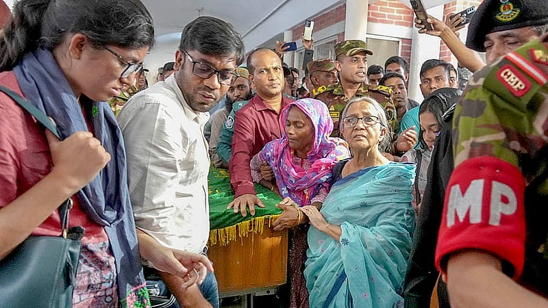 ধর্ষণের শিকার মাগুরার শিশুটির লাশ সম্মিলিত সামরিক হাসপাতাল (সিএমএইচ) থেকে বের করার সময় কফিনের পাশে কান্নায় ভেঙে পড়েন শিশুটির মা। তাকে শান্তনা দেওয়ার চেষ্টায় মৎস্য ও প্রাণিসম্পদ উপদেষ্টা ফরিদা আখতার