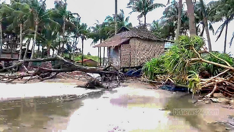 বৈরী আবহাওয়ায় সেন্ট মার্টিনের বিভিন্ন জায়গার গাছপালা ভেঙে পড়েছে