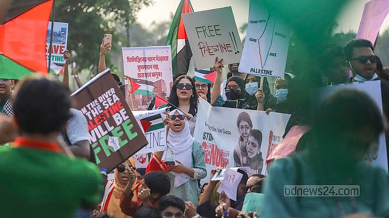 ঢাকার মানিক মিয়া অ্যাভিনিউয়ে সোমবার প্ল্যাকার্ড তুলে ধরে ফিলিস্তিনে ইসরায়েলি হামলার প্রতিবাদ জানান ছাত্র-জনতা