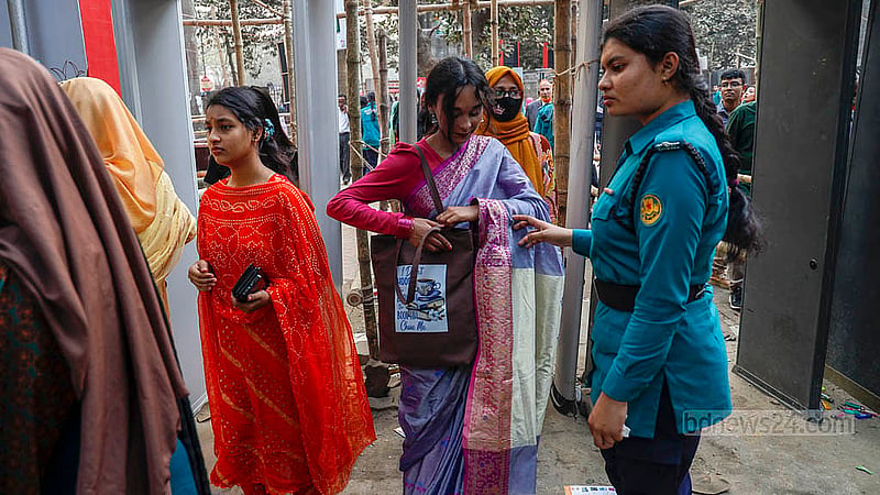 সোহরাওয়ার্দী উদ্যানে বইমেলার প্রবেশ পথে মঙ্গলবার ক্রেতা-দর্শনার্থীদের ব্যাগ তল্লাশি করে পুলিশ