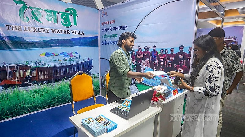 রাজধানীর আগারগাঁওয়ে পর্যটন ভবনে হাউজবোট মেলায় স্টল ঘুরে ঘুরে বিভিন্ন প্যাকেজ সম্পর্কে জানছেন ভ্রমণপিপাসুরা। এমন আয়োজন এবারই প্রথম