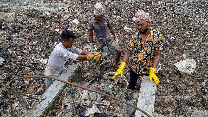 কোরবানি ঈদের পর ব্যস্ত হয়ে উঠেছে সাভারের হেমায়েতপুরে চামড়া শিল্প নগরী। প্রতিটি ট্যানারিতে চলছে চামড়া প্রক্রিয়াজাত করার কাজ। তবে চামড়ার বর্জ্য ফেলা হচ্ছে সিইটিপির পাশেই উন্মুক্ত স্থানে