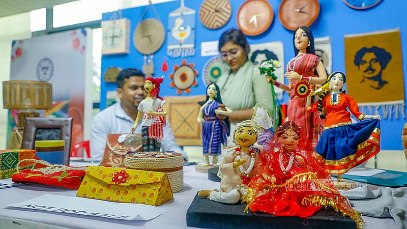ঢাকার তেজগাঁওয়ে বিসিক ভবনে শরৎ মেলায় পণ্যের পসরা সাজিয়ে বসেছেন দেশের বিভিন্ন প্রান্ত থেকে আসা উদ্যোক্তারা