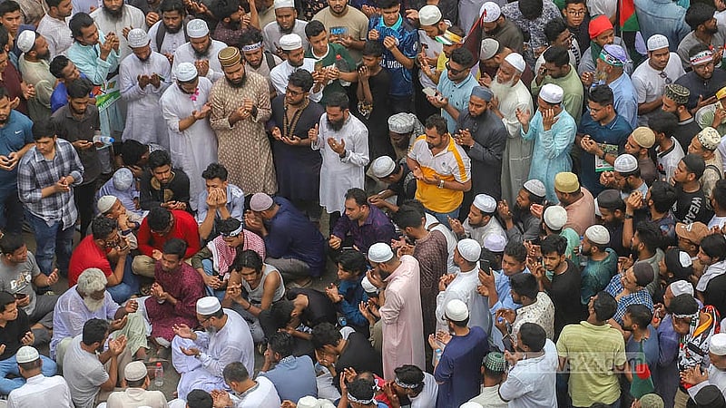ফিলিস্তিনের স্বাধীনতা ও শান্তি কামনায় ‘মার্চ ফর গাজা’ কর্মসূচিতে বিশেষ মোনাজাতে অংশ নেয় মানুষ