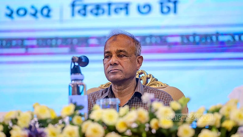 ঢাকার ওসমানী স্মৃতি মিলনায়তনে মঙ্গলবার বাজেট পরবর্তী সংবাদ সম্মেলনে সাংবাদিকদের সঙ্গে কথা বলেন স্বরাষ্ট্র উপদেষ্টা জাহাঙ্গীর আলম চৌধুরী